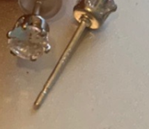 6-Claw Round 20ct Stud Earrings